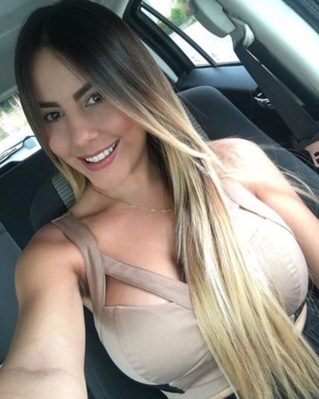 Girls In Cars (21 pics)