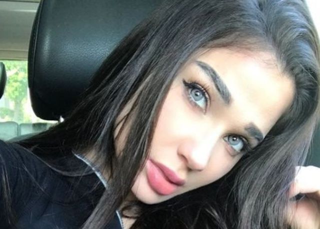 Girls In Cars (21 pics)