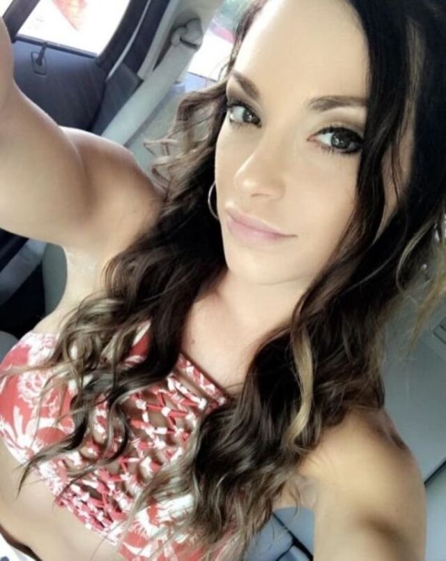 Girls In Cars (21 pics)