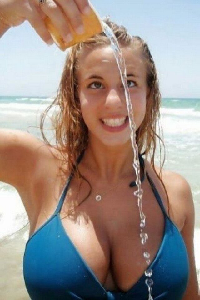 Busty Girls (21 pics)