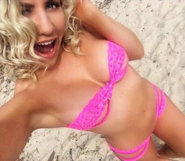 Busty Girls (21 pics)