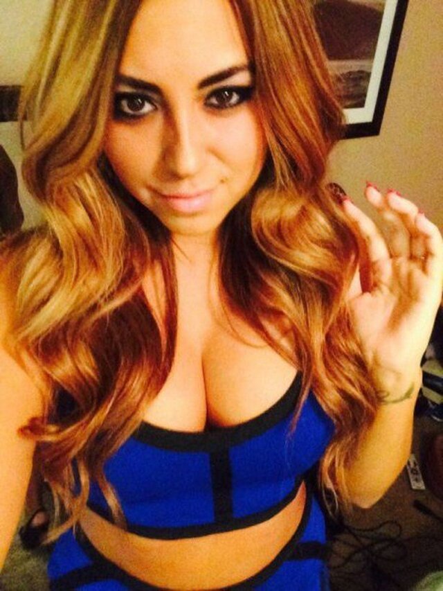 Busty Girls (21 pics)