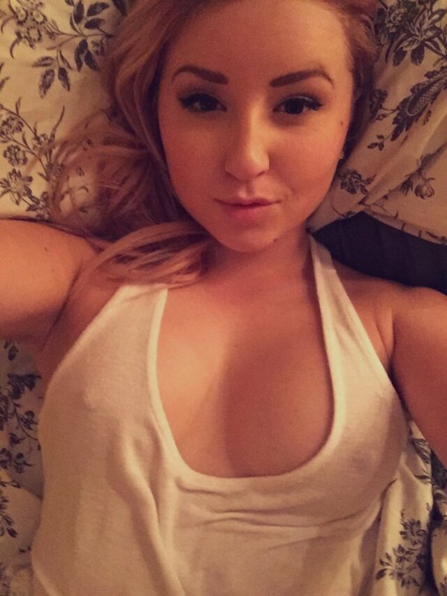 Braless Girls (21 pics) Braless Girls (21 pics)