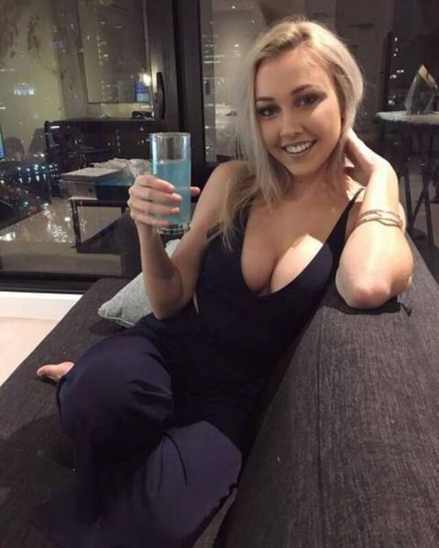 Busty Girls (21 pics) Busty Girls (21 pics)