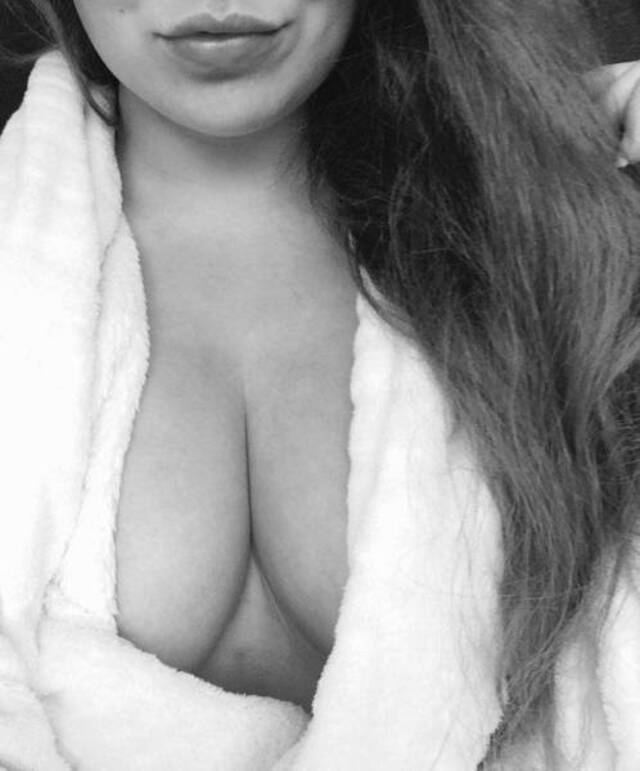 Busty Girls (21 pics) Busty Girls (21 pics)