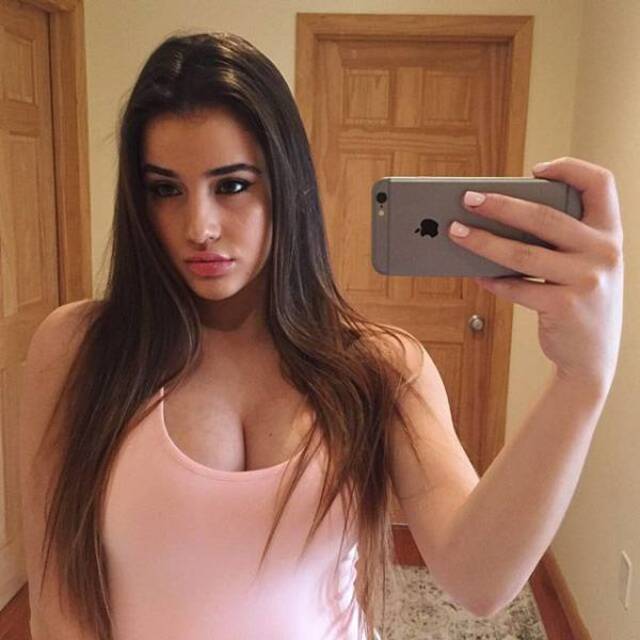 Busty Girls (21 pics)