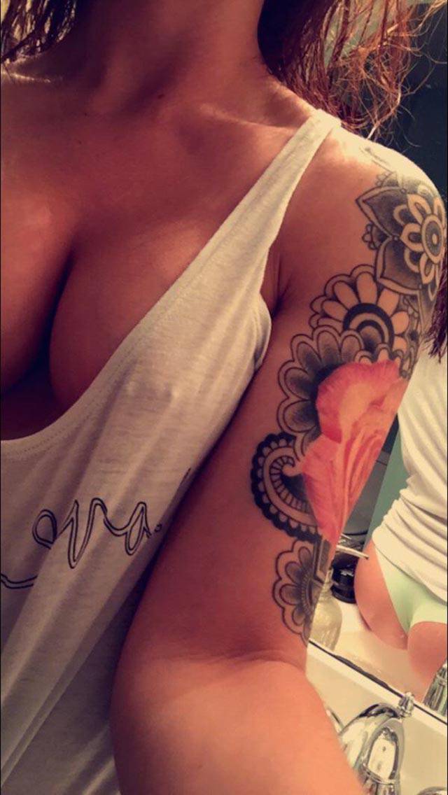 Braless Girls (21 pics) Braless Girls (21 pics)