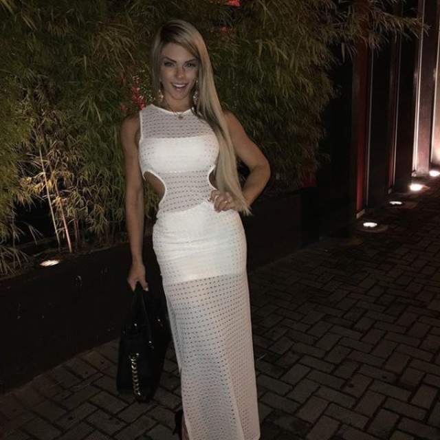 Girls In Dresses (21 pics)