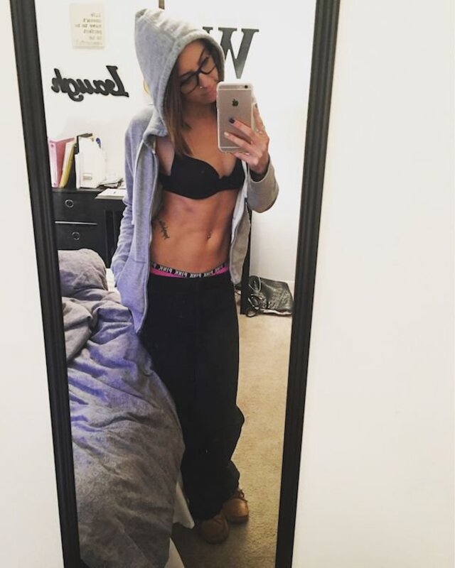 Selfie Girls (21 pics)