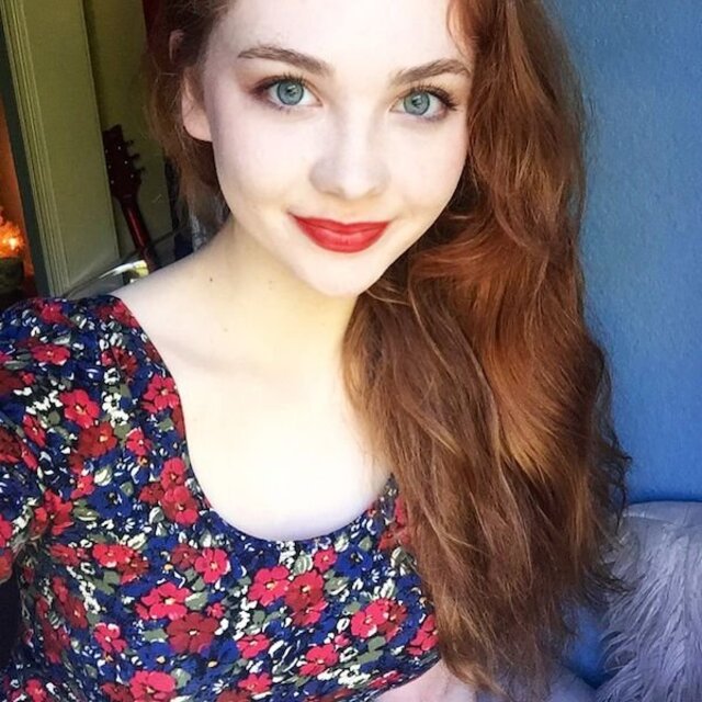 Girls With Red Lips (21 pics) Girls With Red Lips (21 pics)