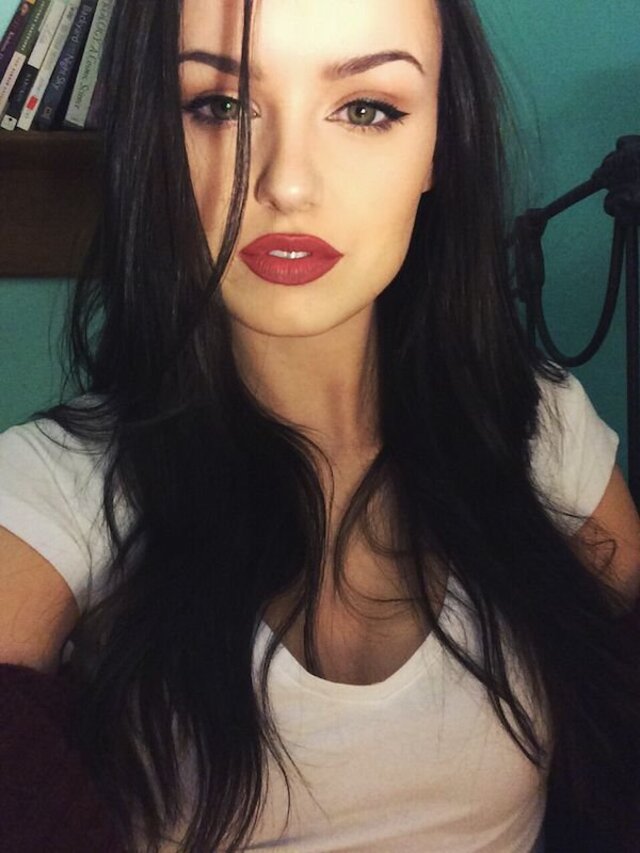 Girls With Red Lips (21 pics) Girls With Red Lips (21 pics)