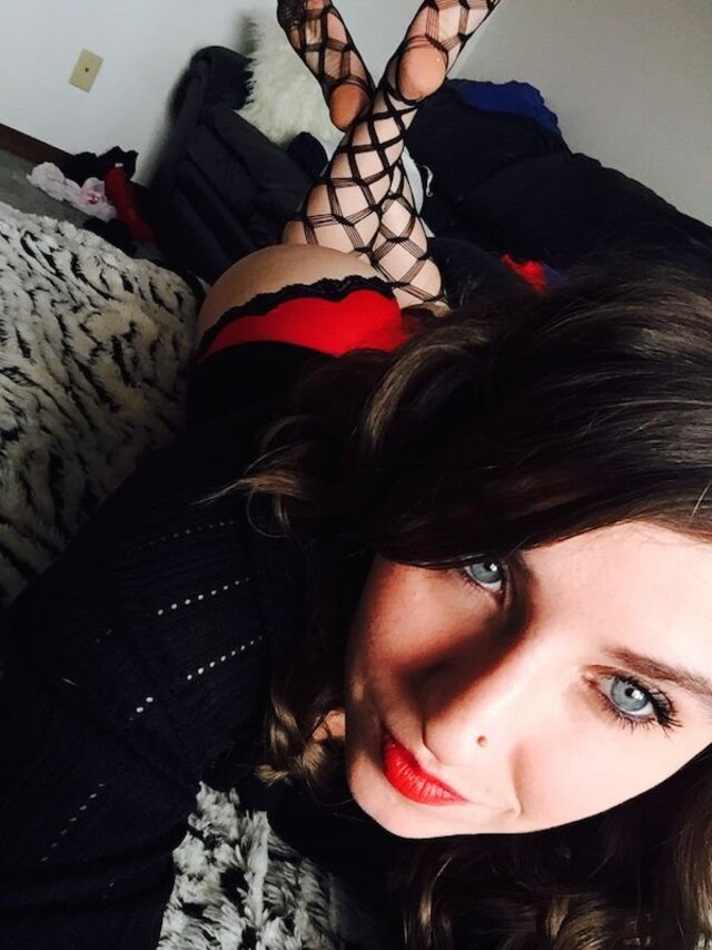 Girls With Red Lips (21 pics) Girls With Red Lips (21 pics)