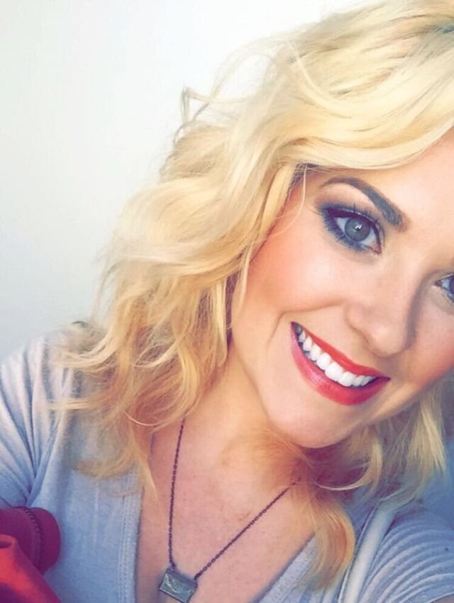 Girls With Red Lips (21 pics) Girls With Red Lips (21 pics)