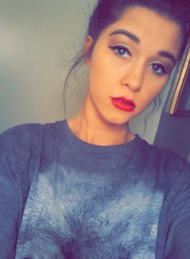 Girls With Red Lips (21 pics) Girls With Red Lips (21 pics)