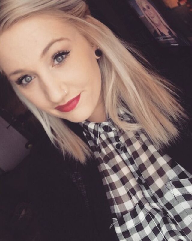 Girls With Red Lips (21 pics) Girls With Red Lips (21 pics)