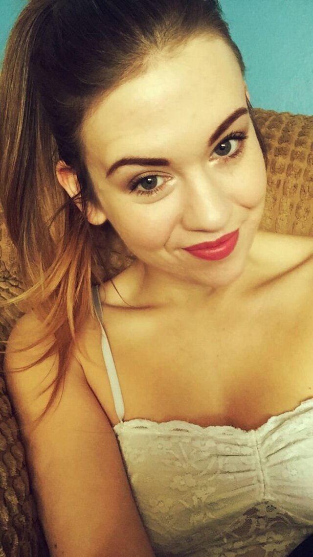 Girls With Red Lips (21 pics) Girls With Red Lips (21 pics)