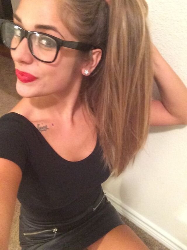 Girls With Red Lips (21 pics) Girls With Red Lips (21 pics)