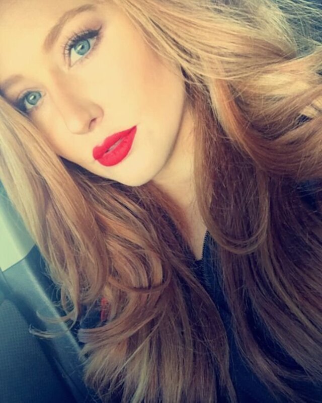 Girls With Red Lips (21 pics) Girls With Red Lips (21 pics)
