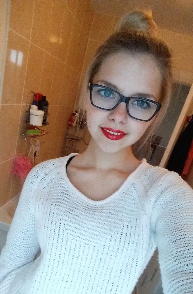 Girls With Red Lips (21 pics) Girls With Red Lips (21 pics)