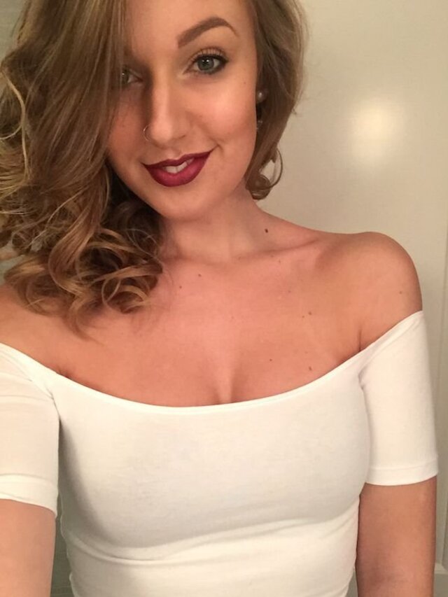 Girls With Red Lips (21 pics) Girls With Red Lips (21 pics)
