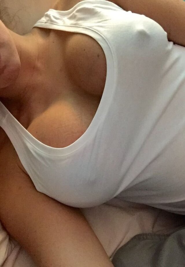 Braless Girls (21 pics) Braless Girls (21 pics)