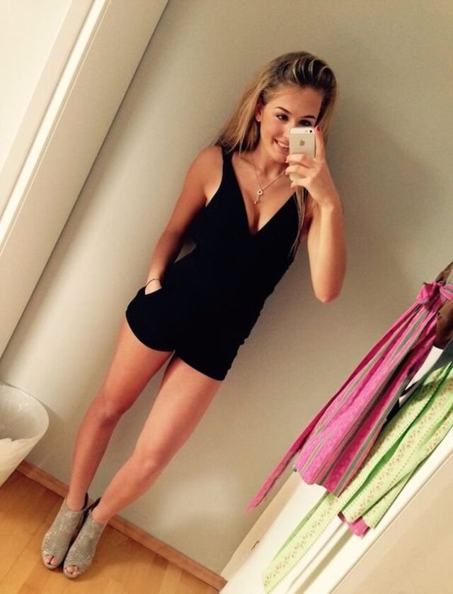 Selfie Girls (21 pics)