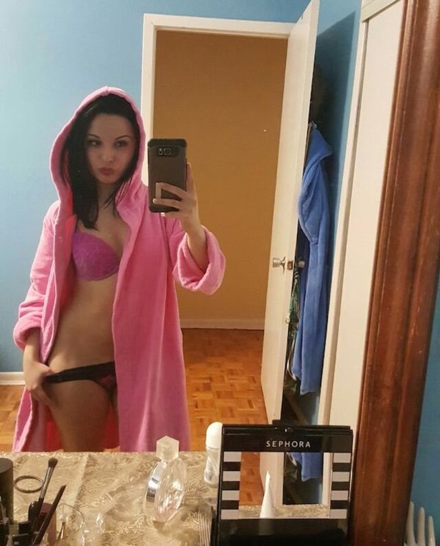 Selfie Girls (21 pics)