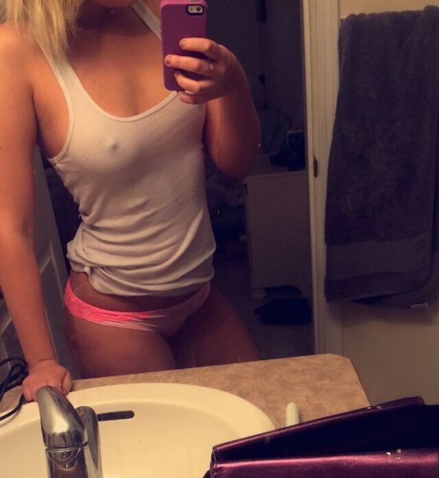 Braless Girls (21 pics)