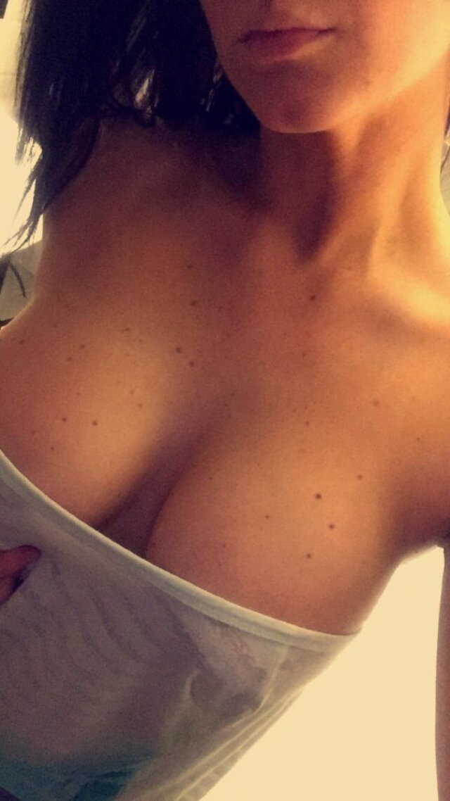 Busty Girls (21 pics) Busty Girls (21 pics)