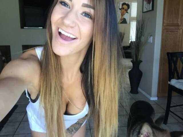 Busty Girls (21 pics)