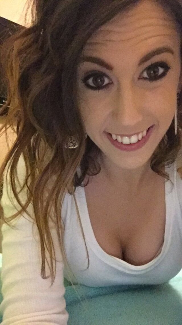 Busty Girls (21 pics) Busty Girls (21 pics)