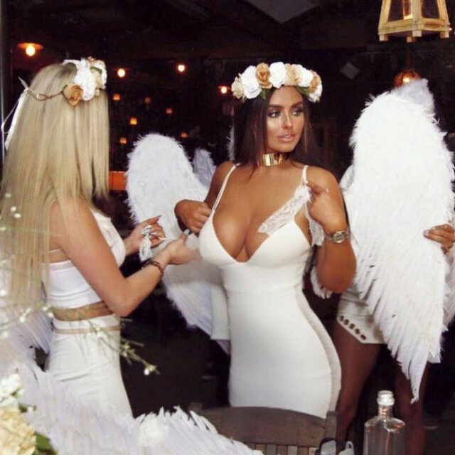 Girls In Tight Dresses (21 pics) Girls In Tight Dresses (21 pics)