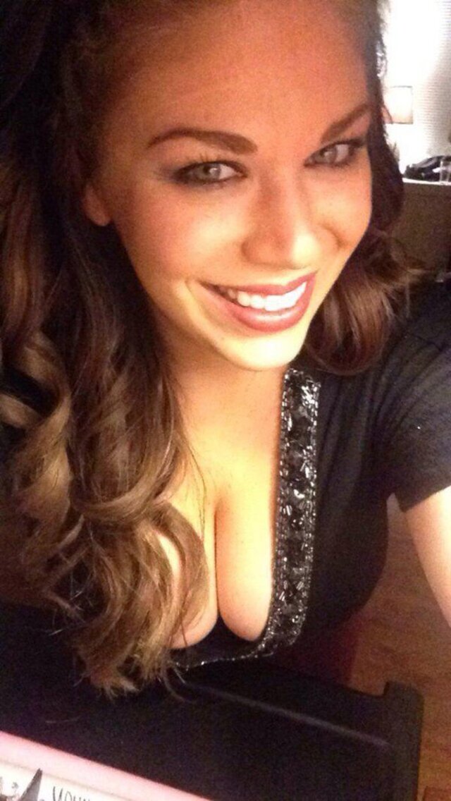 Busty Girls (21 pics)