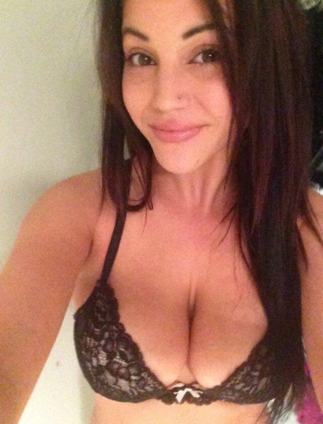 Busty Girls (21 pics)