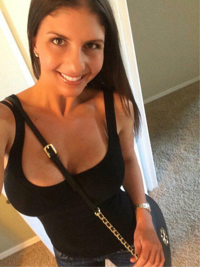 Busty Girls (21 pics)