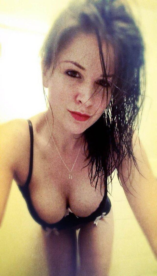 Busty Girls (21 pics)