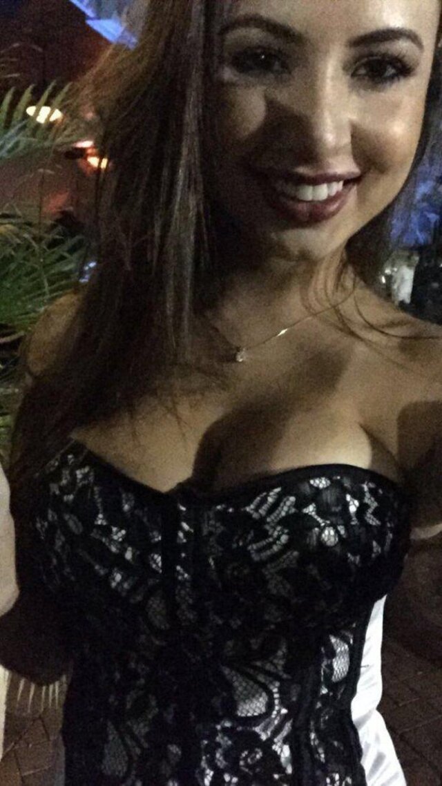 Busty Girls (21 pics)