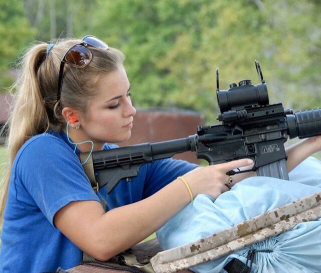 Girls With Guns (21 pics)