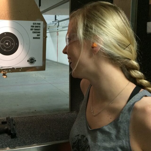 Girls With Guns (21 pics)