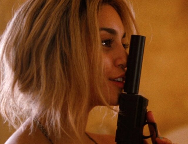 Girls With Guns (21 pics)