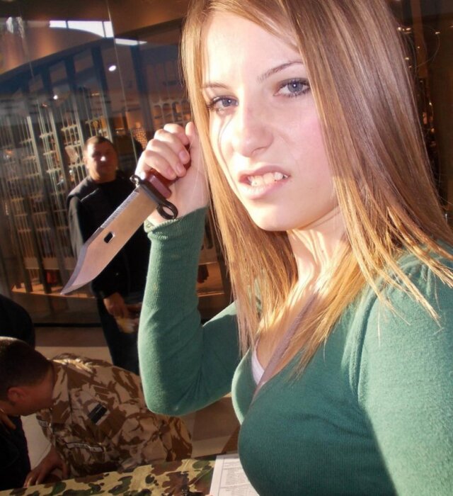 Girls With Guns (21 pics)