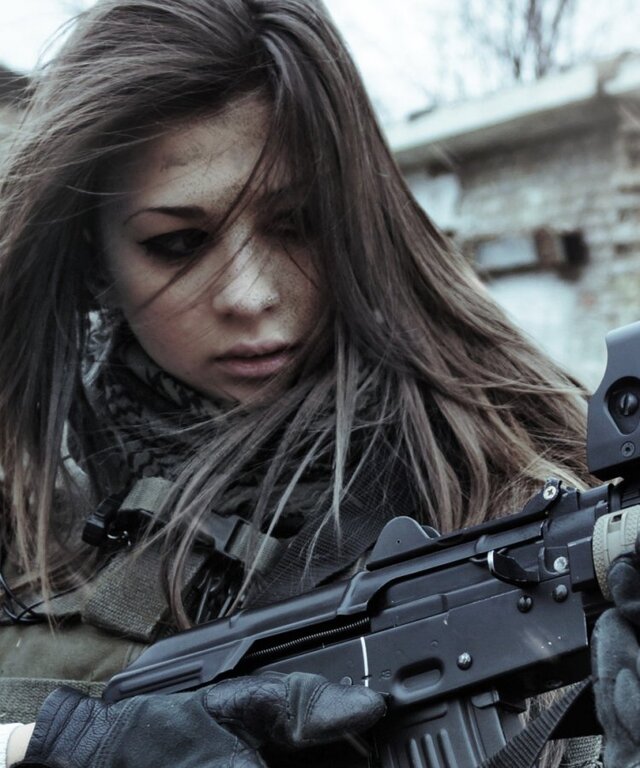 Girls With Guns (21 pics)