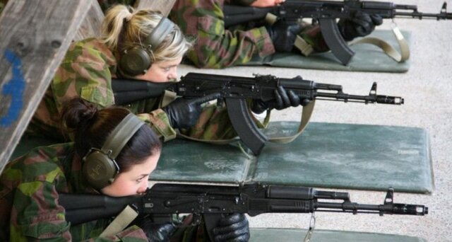 Girls With Guns (21 pics)