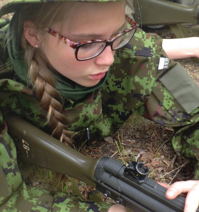 Girls With Guns (21 pics)