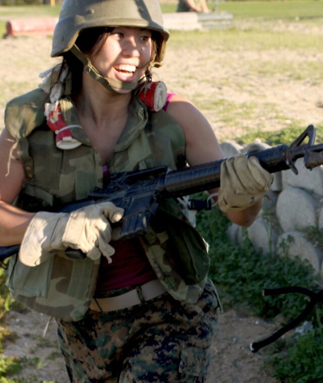 Girls With Guns (21 pics)