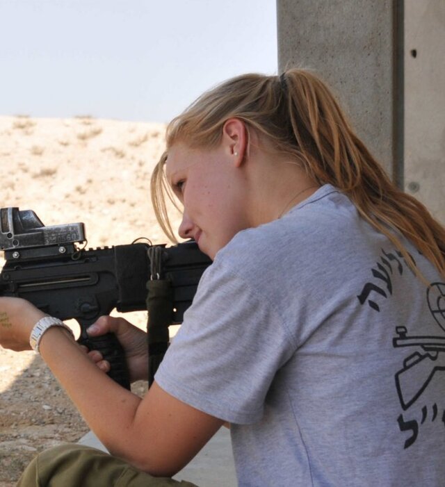 Girls With Guns (21 pics)