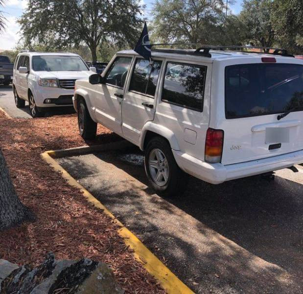 They Don't Know How To Park (18 pics)