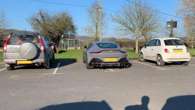 They Don't Know How To Park (18 pics)