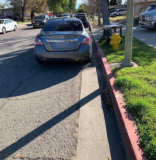 They Don't Know How To Park (18 pics)