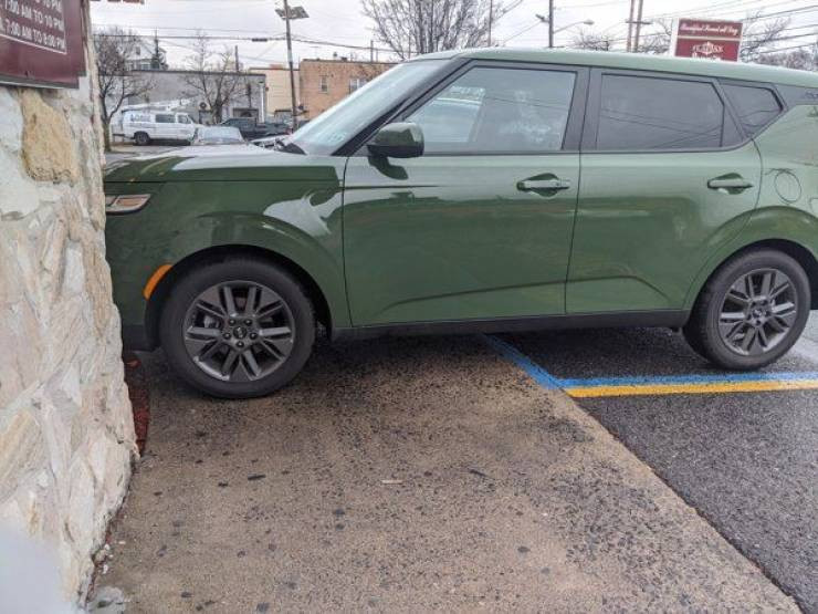 They Don't Know How To Park (18 pics)